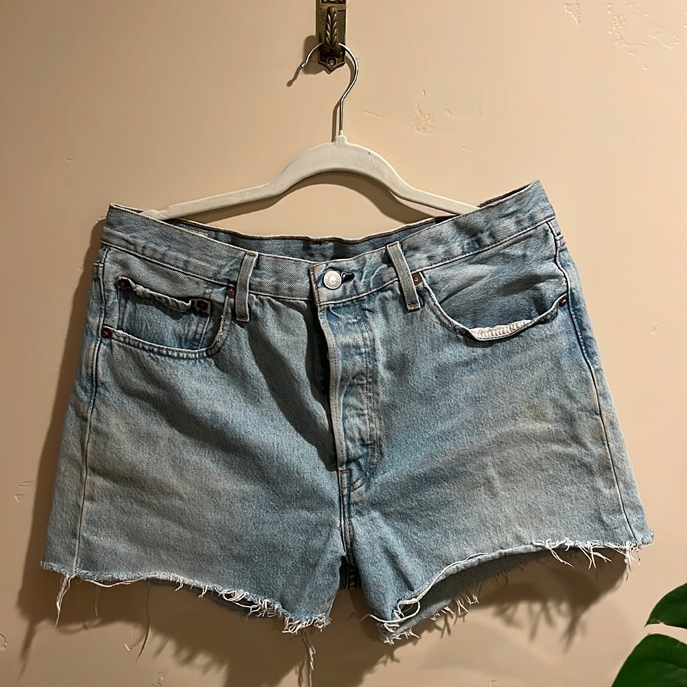 Levi’s 501’s lightwash jean shorts size 31